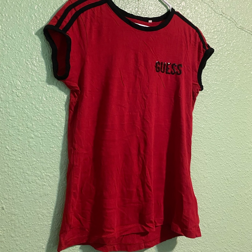 Red Guess tee